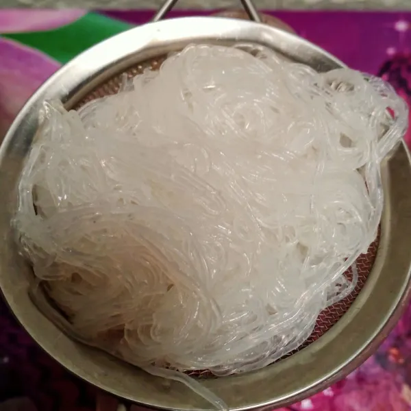 Rendam dangmyeon (korean glass noodle atau bihun korea) dalam air panas selama 5 menit, angkat lalu tiriskan.