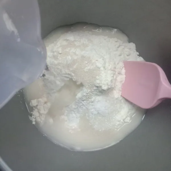 Siapkan adonan pelapis basah dengan mencampurkan tepung terigu, ragi, air, gula, dan garam.