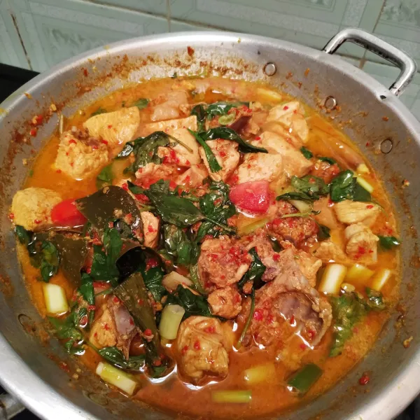 Masak hingga mendidih kurang lebih 5 menit lalu koreksi rasa. Angkat dan sajikan.