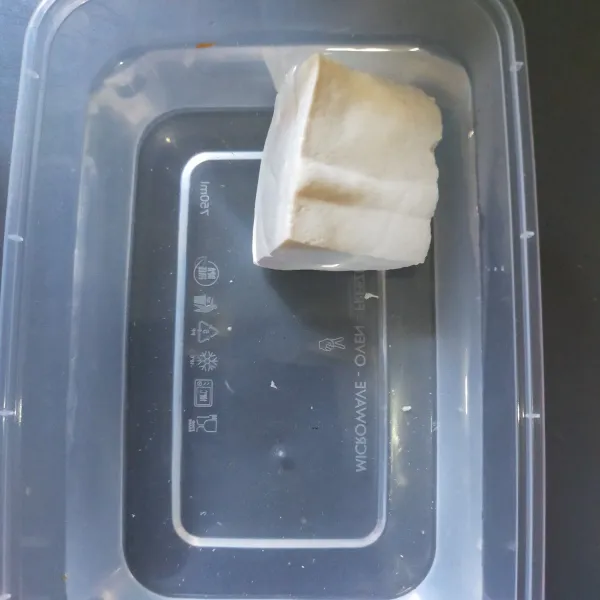 Masukkan tahu yang sudah direbus tadi ke dalam wadah plastik ini. Usahakan air menutupi tahu, lalu tutup wadah dan simpan di kulkas.