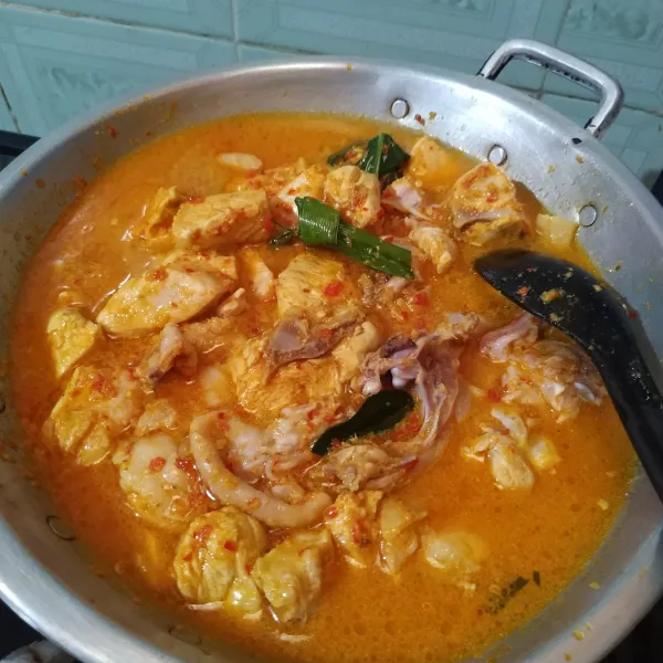 Tambahkan air. Biarkan mendidih dan bumbu meresap. Gunakan api sedang cenderung kecil.