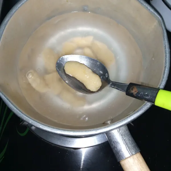 Rebus air hingga mendidih kemudian masukkan tteok, masak hingga mengapung lalu tiriskan.
