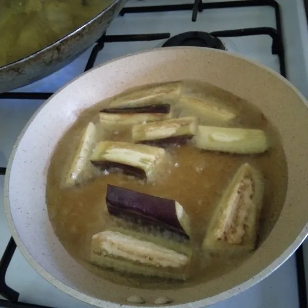 Goreng terong hingga kecokelatan, tiriskan.