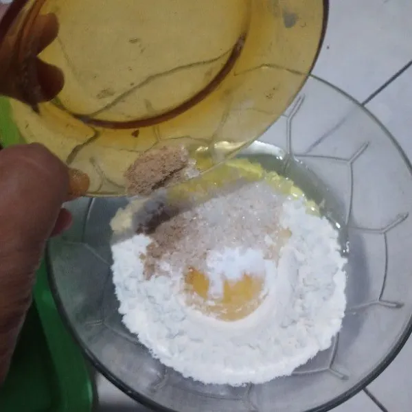 Campurkan tepung terigu, maizena, telur, gula, garam, kaldu, lada, dan baking powder, lalu aduk rata.