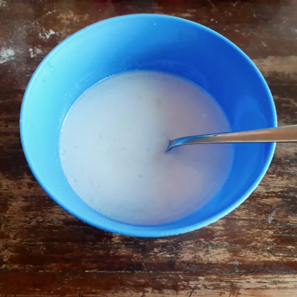 Campur air hangat, jeruk nipis dan susu kental manis, aduk rata. Diamkan 15 menit hingga atasnya menggumpal.