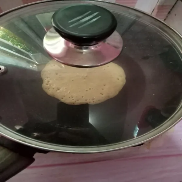 Panaskan pan anti lengket lalu olesi mentega, setelah panas tuang 1 centong sayur adonan pancake. Tutup agar matang merata, setelah timbul lubang lubang dan adonan terlihat kering, angkat pancake.