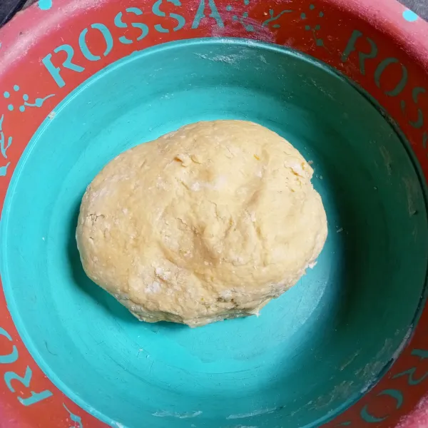 Uleni adonan hingga tercampur rata, bila adonan terlalu keras bisa ditambah sedikit air/susu cair.