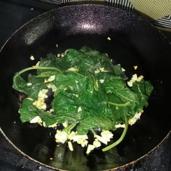 Masukkan bayam, garam dan kaldu jamur, aduk rata dan matikan kompor.