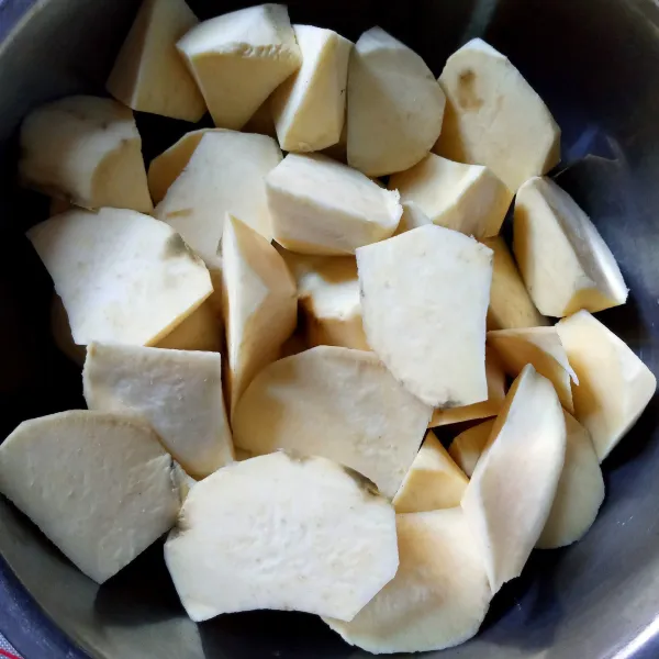 Kupas ubi, potong sesuai selera (biasanya tidak teralu besar, untuk sekali suap), kemudian cuci bersih.