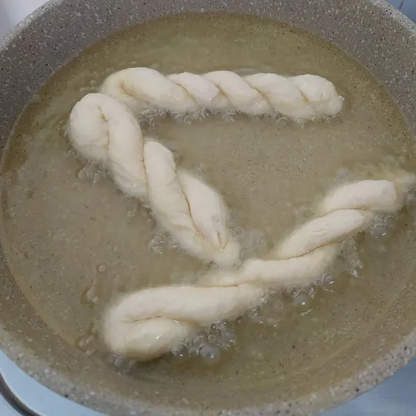 Goreng donat dalam minyak panas hingga berwarna kuning keemasan. Sesekali balik supaya tidak meresap banyak minyak. Setelah berubah warna angkat dan tiriskan. Taburi Kkwabaegi dengan campuran gula halus dan bubuk kayu manis. Santap selagi hangat.