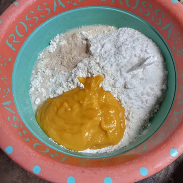 Campur terigu, gula halus, ragi instan dan labu kuning yang sudah diblender.