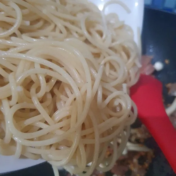 Tambahkan minyak zaitun, aduk. Spaghetti al dente siap diolah bersama bumbu atau saus.