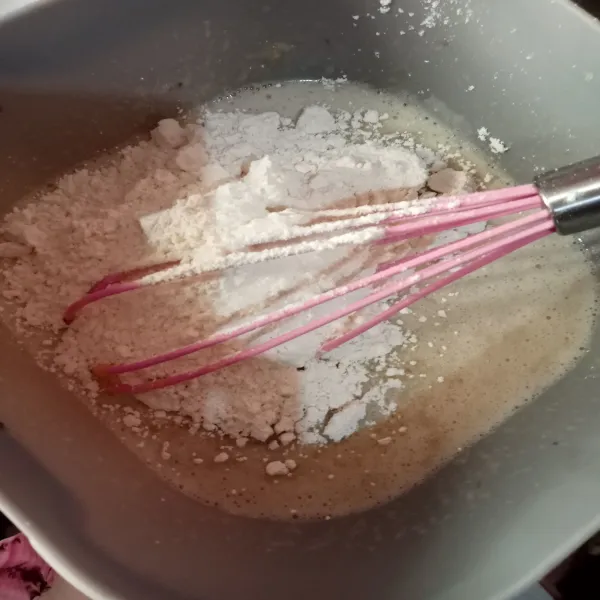 Masukkan terigu, garam dan vanili bubuk. Aduk merata hingga tidak ada tepung yang bergerindil.
