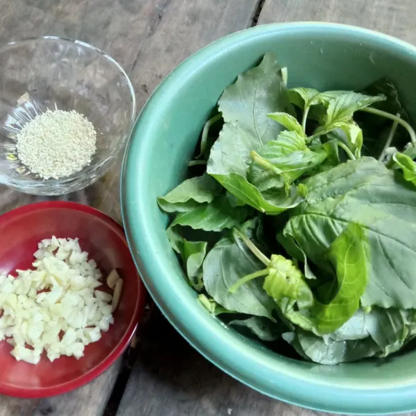 Siapkan seluruh bahan. Petik bayam dan cuci bersih kemudian cincang bawang putih dan sangrai wijen.