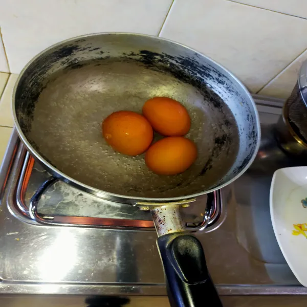 Rebus air hingga mendidih. Masukkan telur dan rebus selama 6-7 menit.