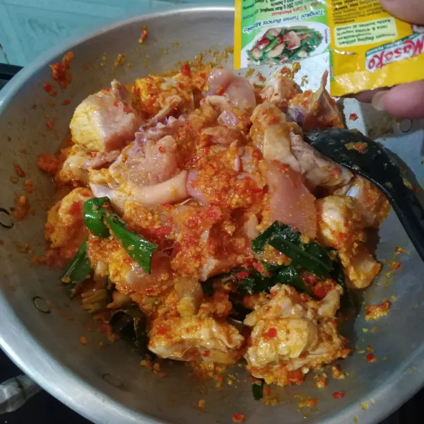 Tambahkan kaldu dan garam secukupnya, aduk rata.