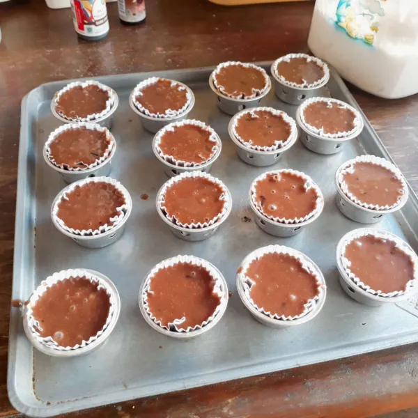 Alasi cetakan dengan papercup. Tuang adonan ke dalam cetakan hingga penuh.