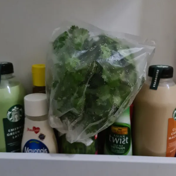 Simpan di chiller. Awalnya daun ketumbar seperti layu.