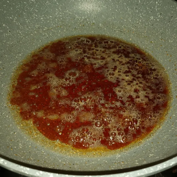 Tuang 1 sdm minyak goreng, masak gula pasir dengan cara ditabur menggunakan api sedang sampai meleleh sempurna.