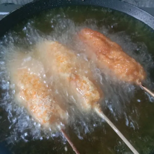 Goreng sampai berwarna kuning keemasan. Setelah matang, angkat dan tiriskan kemudian sajikan dengan pelengekap seperti saus tomat, sambal, atau mayonaise sesuai selera.