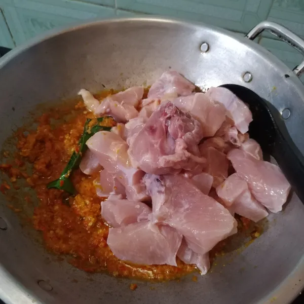 Setelah bumbu harum, masukkan ayam. Aduk sampai bumbu merata dan ayam berubah warna.