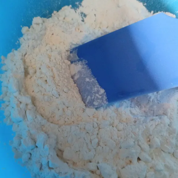Sangrai tepung beras selama 2 hingga 3 menit (agar tidak bau mentah tepung). Angkat dan letakkan dalam mangkuk lalu campur dengan tapioka dan garam lalu aduk rata.