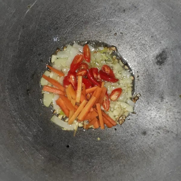 Panaskan minyak, tumis bawang putih dan bawang bombay sampai harum. Tambahkan wortel dan cabe merah, tumis hingga layu.