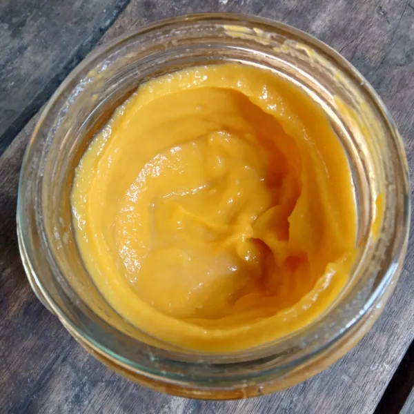 Kukus labu kuning hingga empuk, lalu blender dengan susu cair hingga halus.