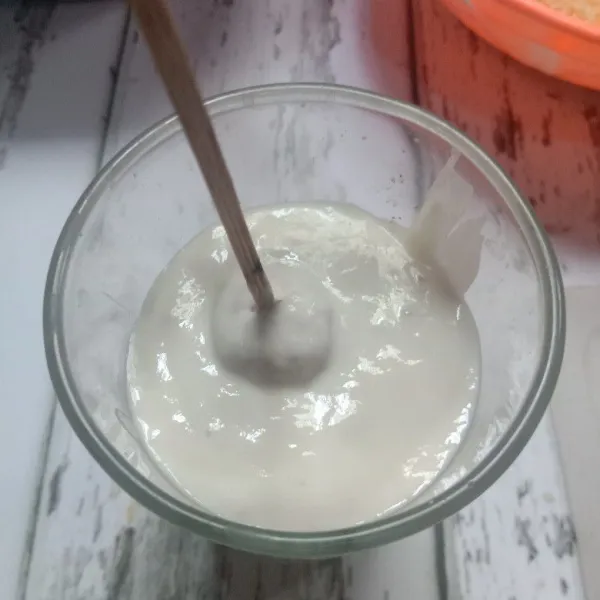 Setelah 30 menit atau adonan mengembang, tuang adonan ke dalam gelas. Celupkan sosis dan mozarella sampai tertutup sempurna oleh adonan.