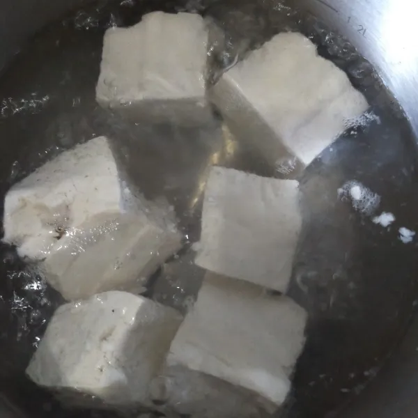 Masukkan tahu dan rebus selama 3-5 menit hingga mendidih.
