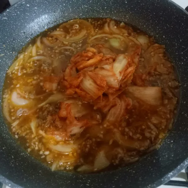 Masukkan kimchi, aduk rata.