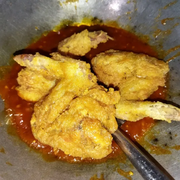 Masukkan semua bahan saus yang tadi sudah diaduk rata ke dalam wajan, masak hingga saus meletup-letup. Kemudian masukkan  sayap ayam yang yang sudah digoreng tepung.