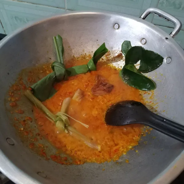 Panaskan minyak goreng secukupnya, tumis bumbu halus sampai harum. Tambahkan bumbu lainnya yaitu jahe, serai, lengkuas, daun jeruk, daun kunyit, dan daun pandan. Tumis kembali sampai harum.