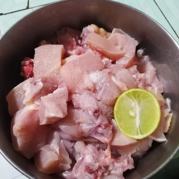Cuci bersih daging ayam, beri perasan jeruk nipis dan garam secukupnya. Diamkan selama 30 menit.