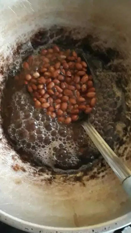 Siapkan kacang tanah, goreng dengan api kecil.