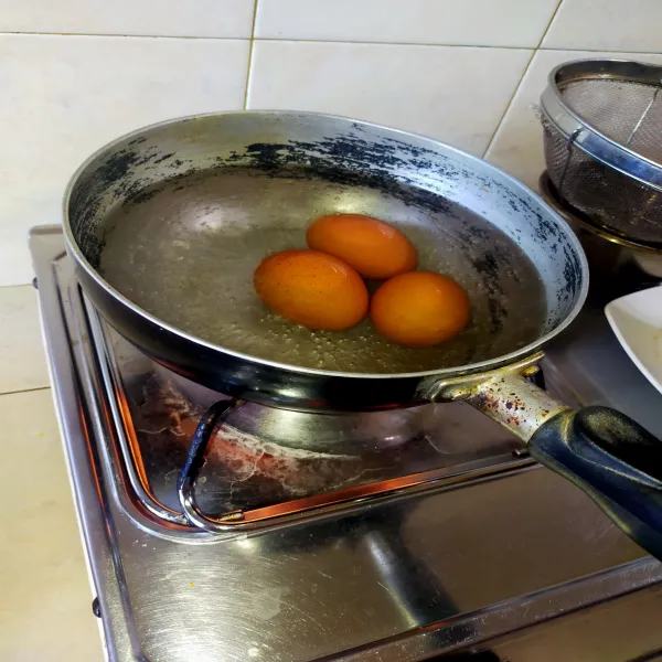 Masukkan 3 butir telur setelah mendidih. Rebus hingga tingkat kematangan yang diinginkan (karena ingin tingkat kematangan setengah matang jadi direbus selama 6,5-7 menit).
