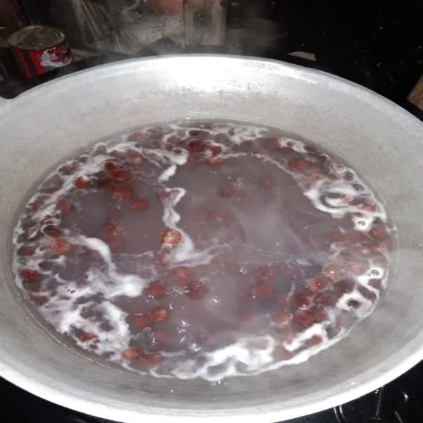 Rebus air secukupnya, kemudian masukkan adonan boba yang sudah dibentuk bulat ke dalam air rebusan. Tunggu hingga boba mengapung.