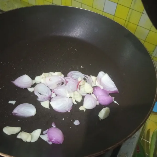 Tumis bawang merah dan bawang putih dengan sedikit minyak hingga harum.