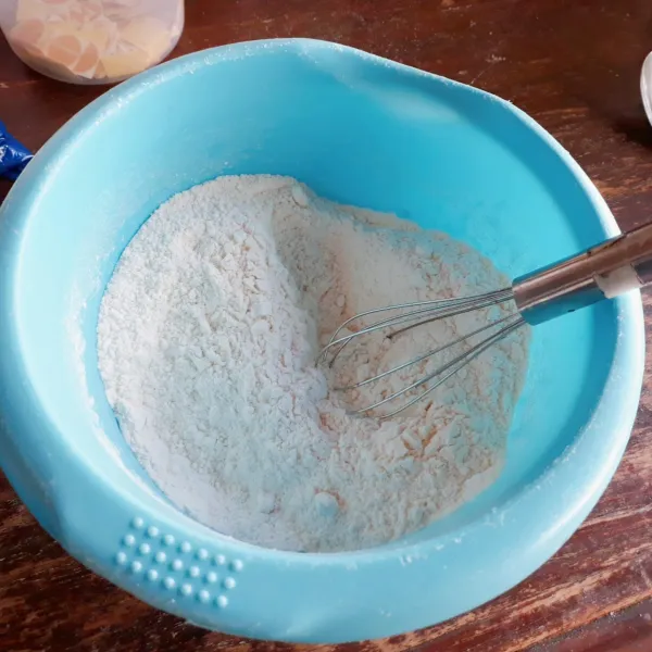 Campur terigu, gula, susu, garam, baling powder dan soda kue, aduk rata.