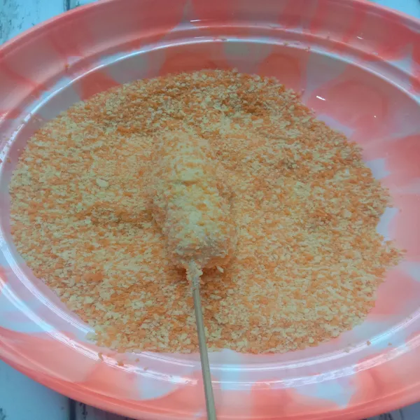 Setelah itu lapisi dengan tepung panir atau tepung roti.