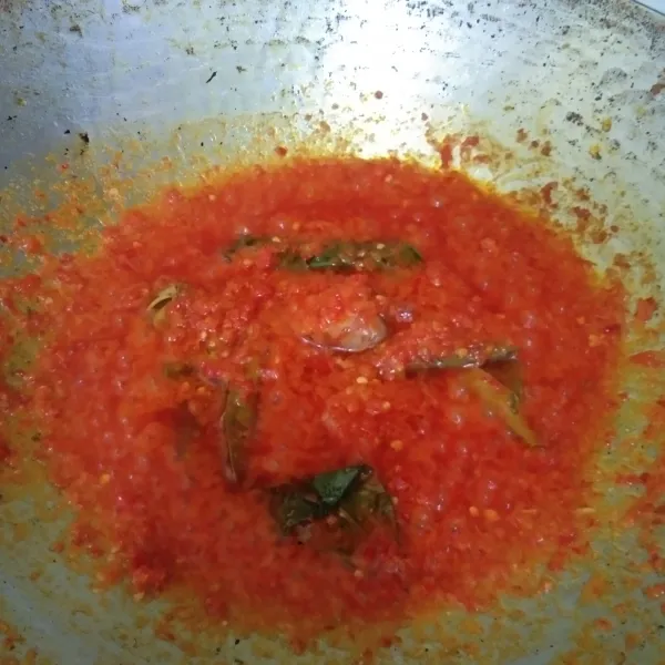 Tambahkan garam, gula pasir dan kaldu jamur.
