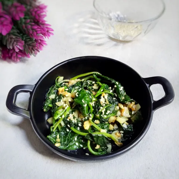 Sajikan dengan taburan wijen.