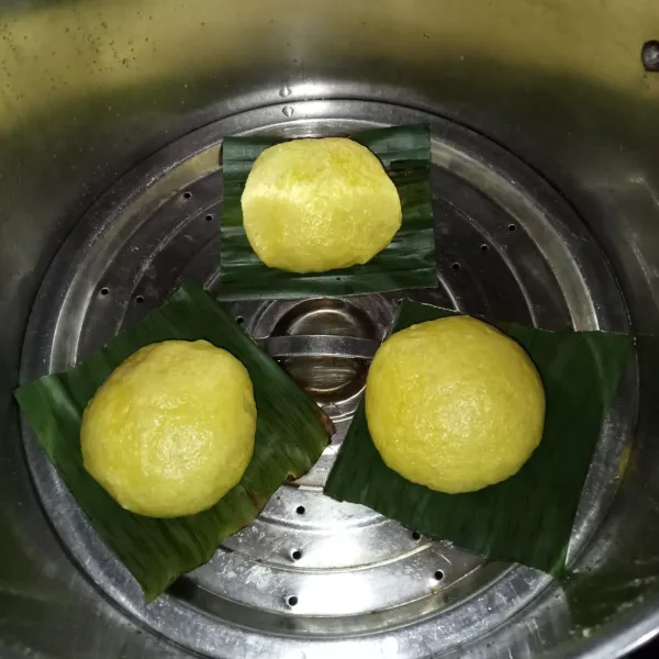 Masukkan kedalam kukusan yang sudah dipanaskan terlebih dahulu, gunakan api sedang cenderung kecil dan kukus hingga matang.