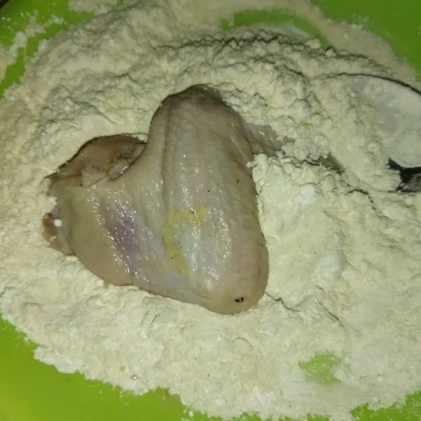 Siapkan bahan tepung pelapis lalu masukkan  sayap ayam kedalam tepung pelapis kering.