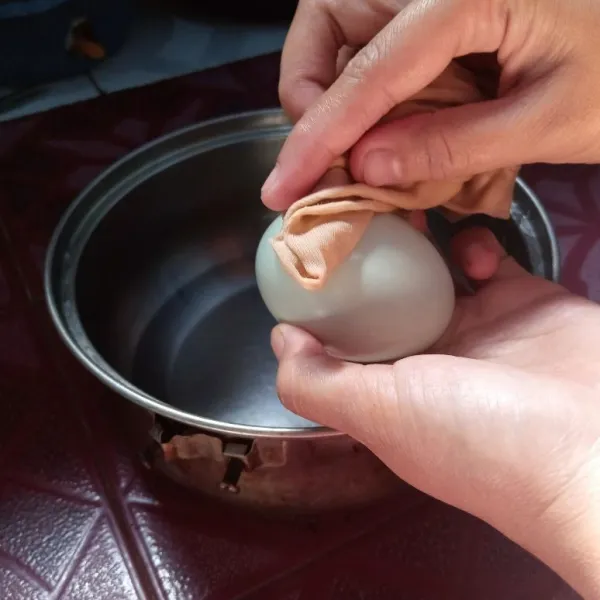 Kemudian usapkan ke telur sampai bersih. Jika tekur terlalu kotor. Setelah dilap bisa dibilas dengan air hangat.
