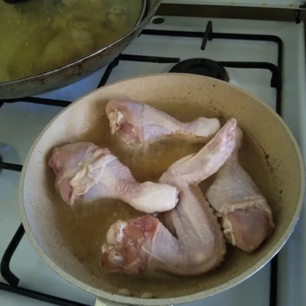 Goreng ayam hingga matang kecokelatan, tiriskan.