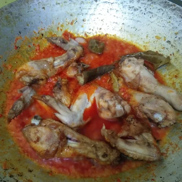 Tambahkan air biarkan mendidih, masukan ayam goreng aduk rata masak hingga menyusut.