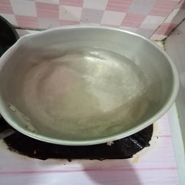Siapkan panci, didihkan air kemudian beri ½ sdt garam, aduk rata.