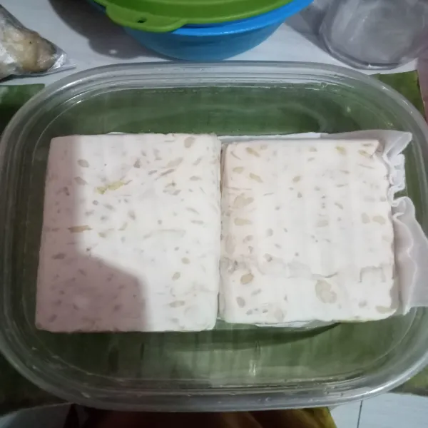 Taruh tempe diwadah tersebut tanpa mencuci terlebih dahulu, tutup rapat kemudian taruh tahu dan tempe di lemari es.