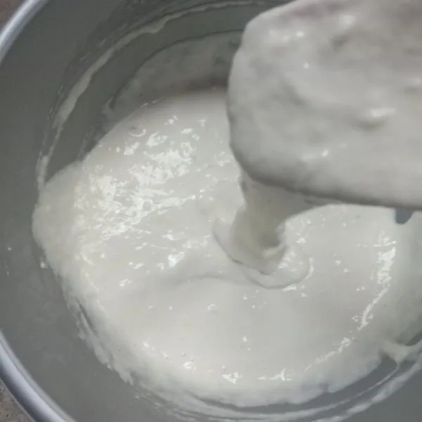 Aduk rata dan diamkan sekitar 30 menit hingga adonan mengembang